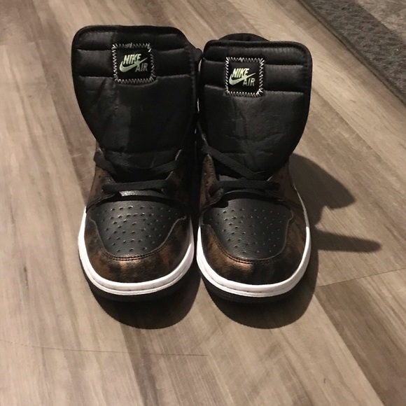 Grey brown black and white never worn it does have a box and size 12 - Picture 3 of 3